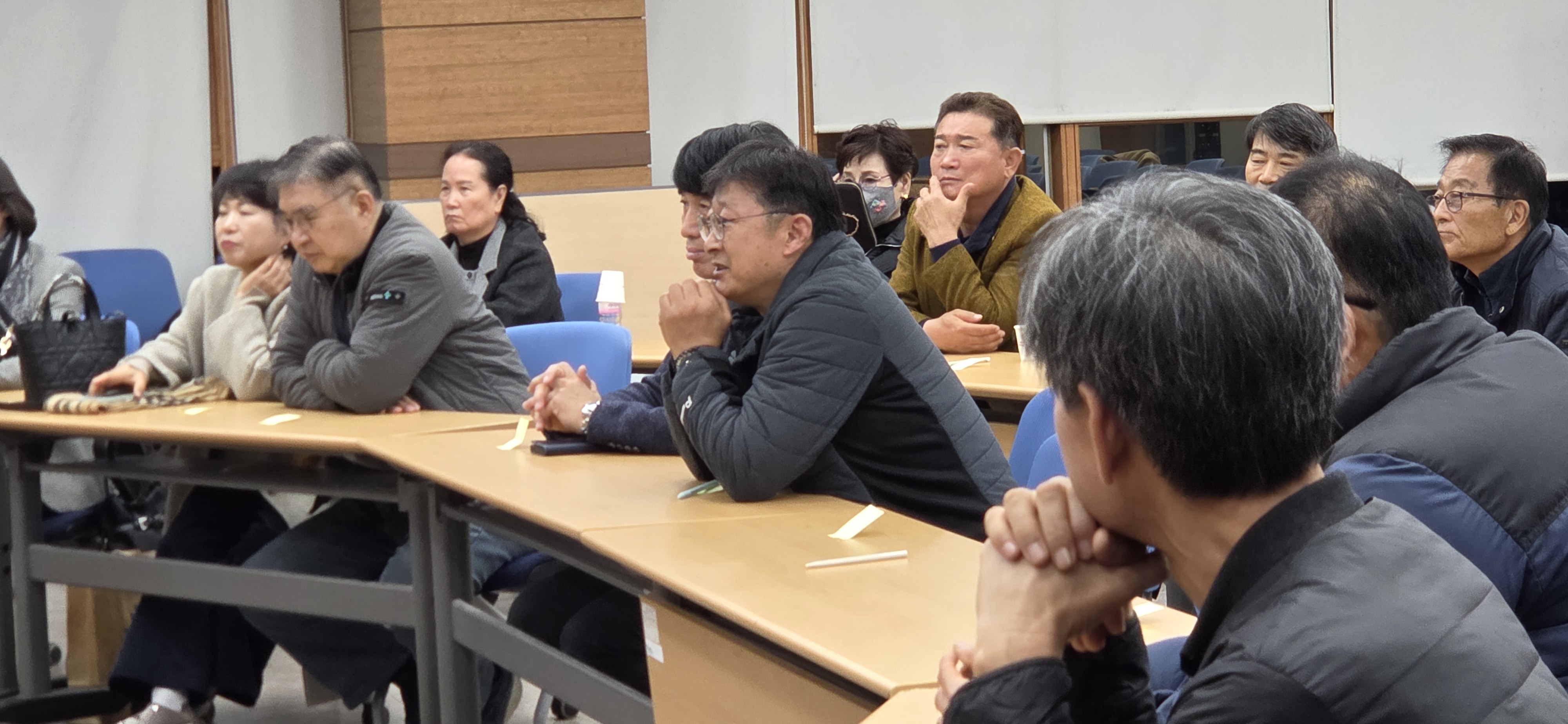 사람책_참가자 경청.jpg